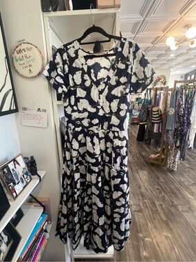Dress Addict black  & White Abstract Floral Midi Dress